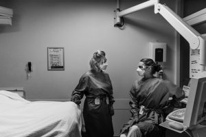 Twee verplegers overleggen met elkaar fotoreportage covid-19 intensive care