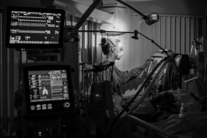 verpleger controleert instellingen fotoreportage covid-19 intensive care