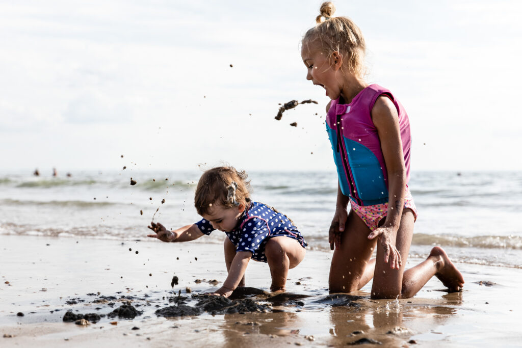 Familiefotografie Eindhoven twee kinderen spelen op het strand