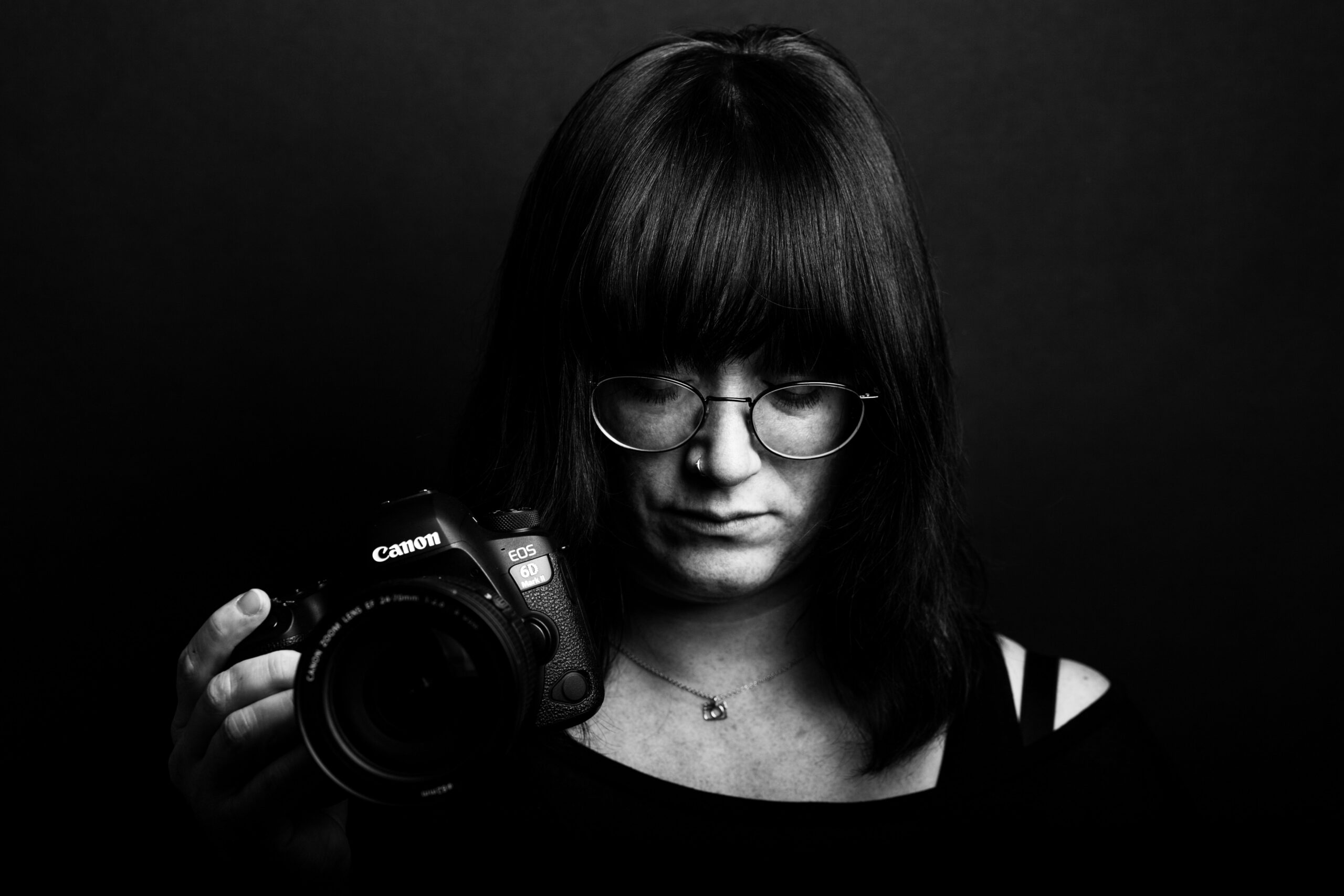 Over JNSSN zwart wit foto van een vrouw met een camera in haar hand