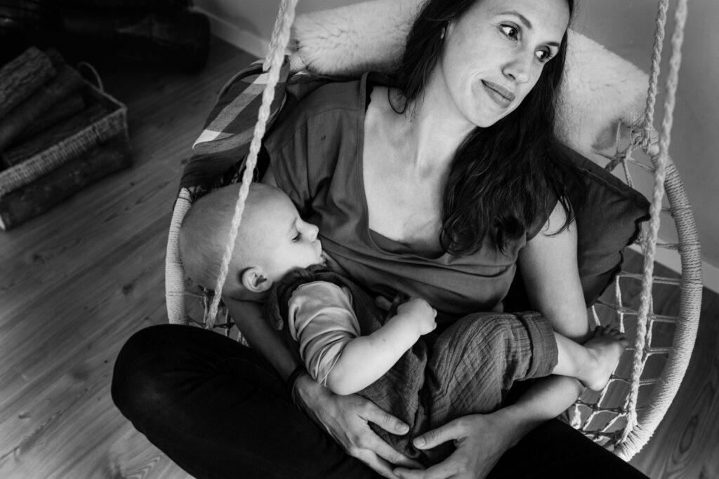 Familiefotografie Eindhoven moeder geeft kind de borst