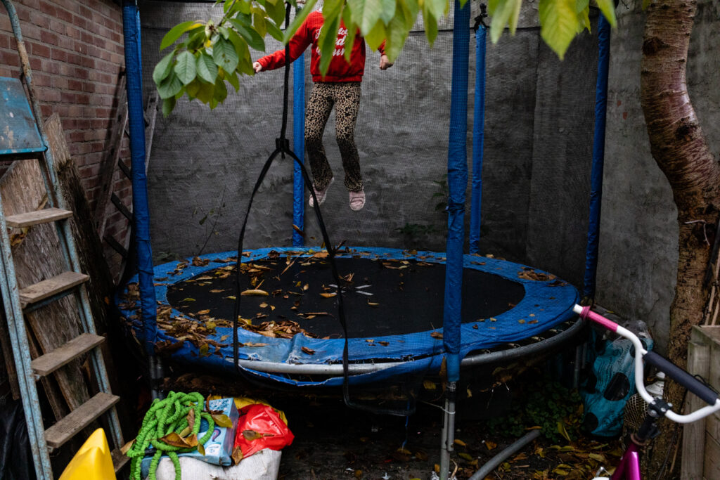 Familiefotografie Eindhoven kind springt op trampoline
